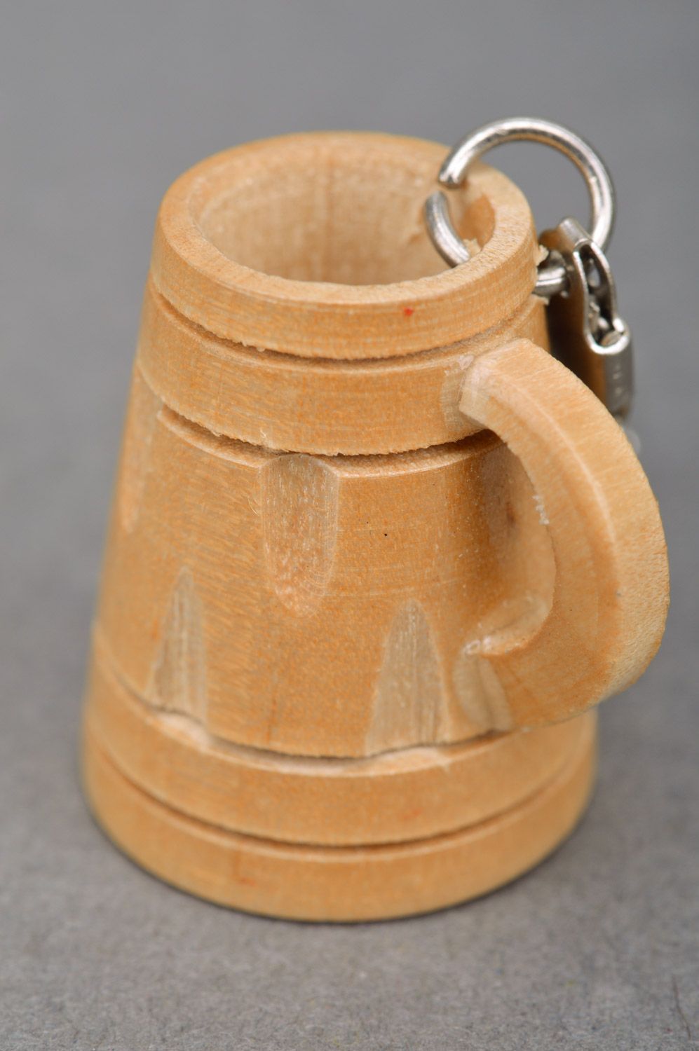 Origineller kleiner handgemachter Schlüsselanhänger aus Holz Bierkrug foto 4