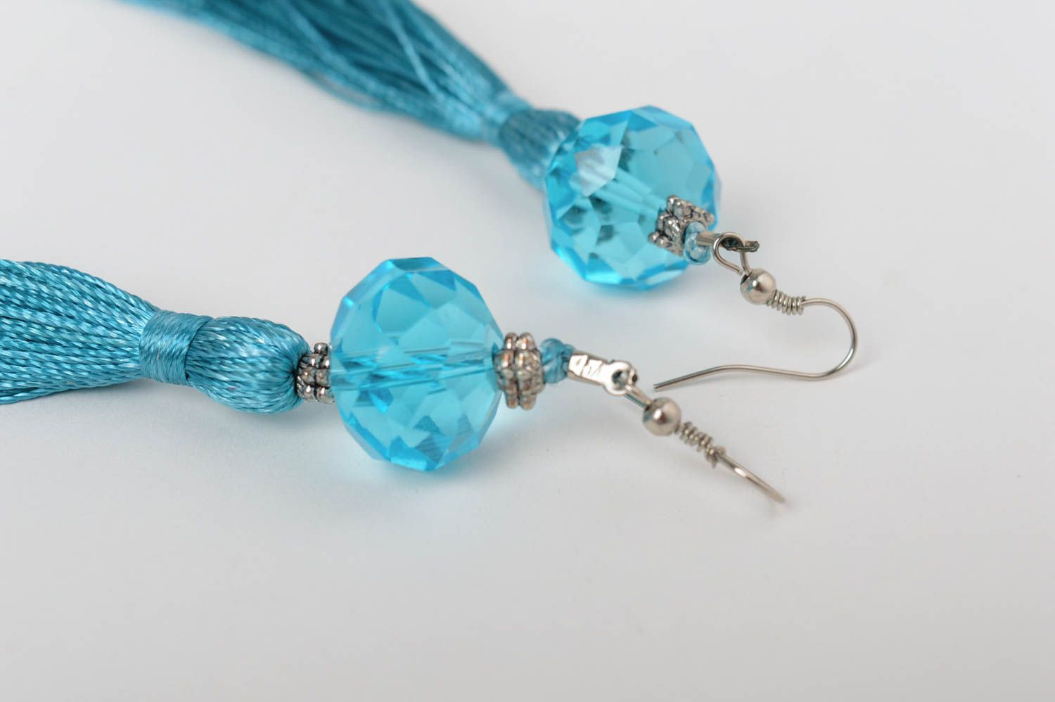 Longues boucles d'oreilles textiles franges perles de cristal bleues faites main photo 2
