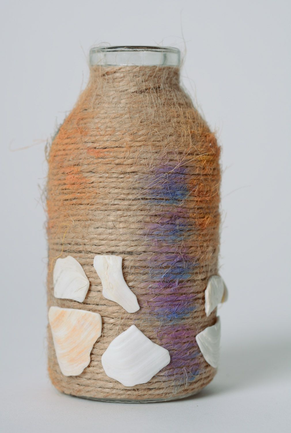 Handgemachte Vase für Deko von Interieur auf Tisch mit Bindfäden umgewickelt foto 1