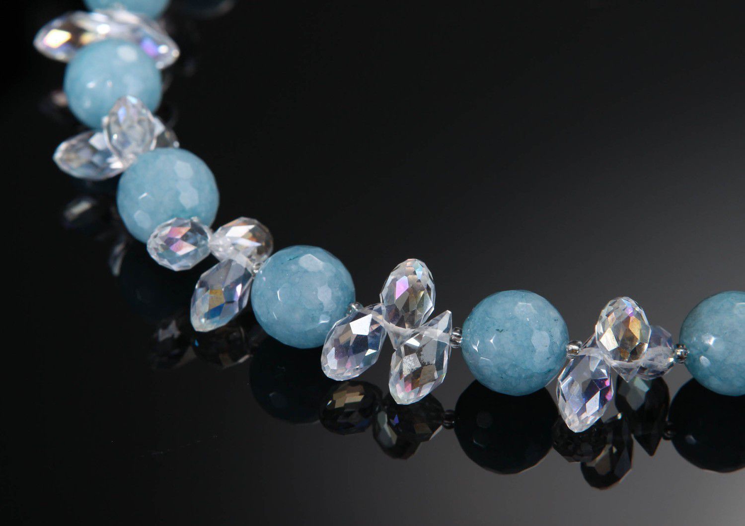 Handgemachte Halskette aus Aquamarin und Kristallen foto 3