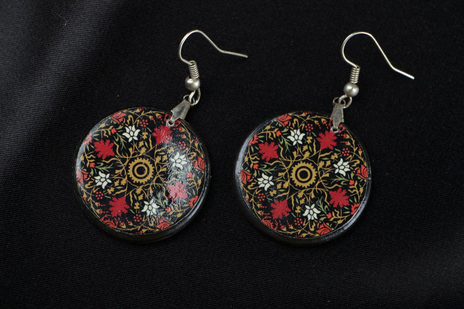 Round earrings with ornament photo 1