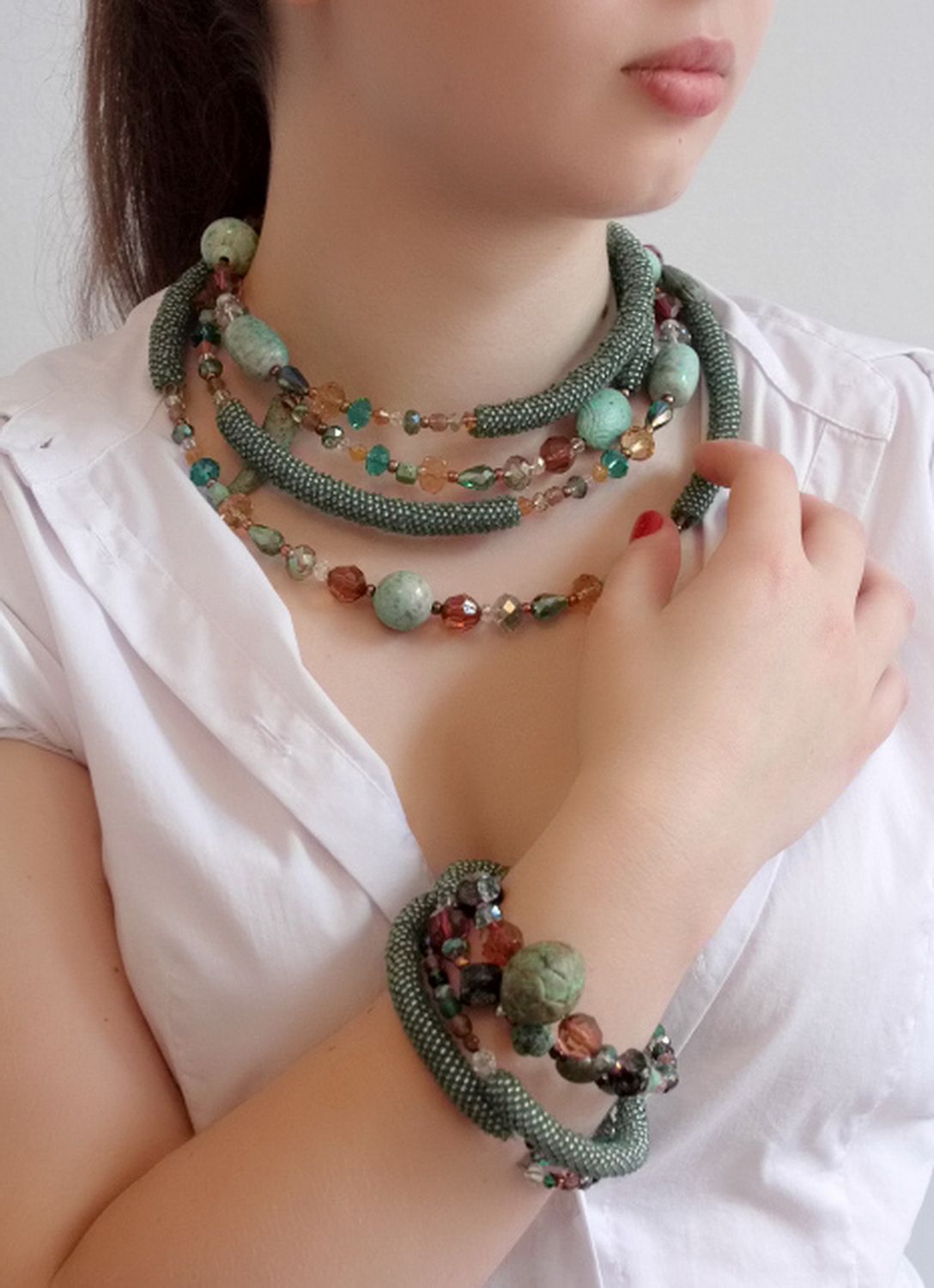 Conjunto de collar y pulsera, hecho de abalorios con piedras decorativas foto 10
