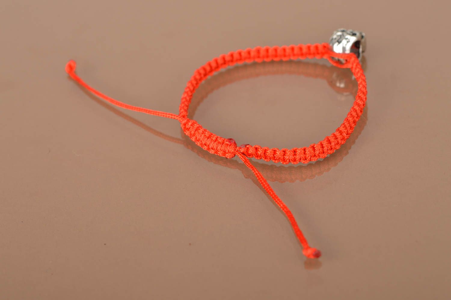 Красный плетеный браслет из вощеного шнурка с черепом ручной работы стильный фото 4