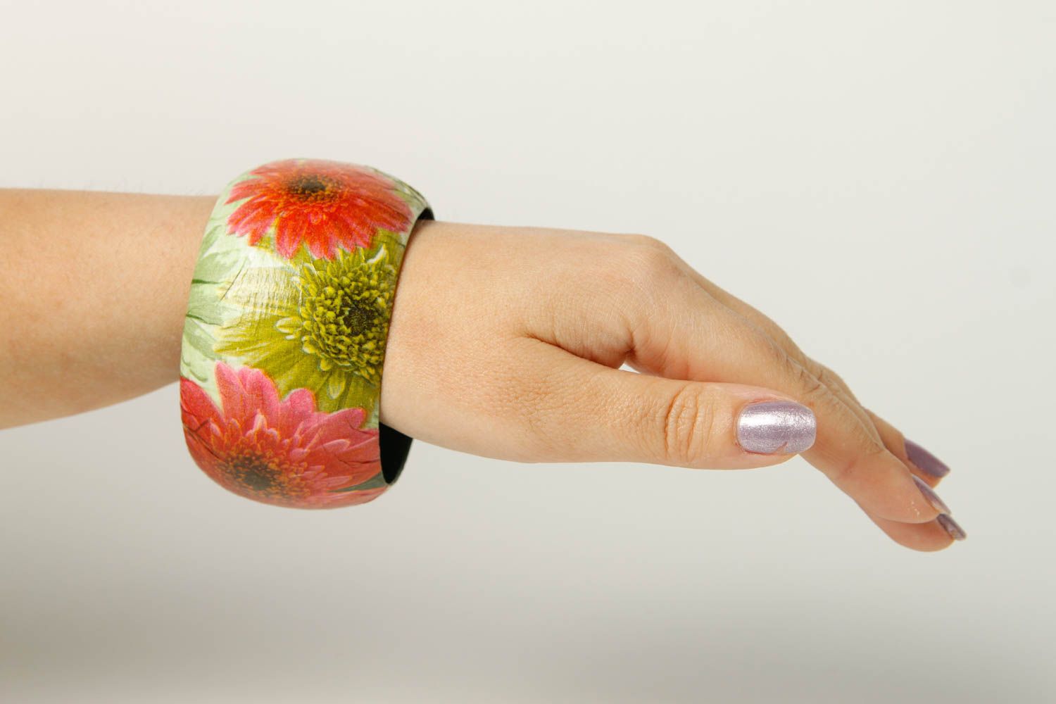 Бижутерия из дерева украшение ручной работы с цветами браслет на руку массивный фото 3