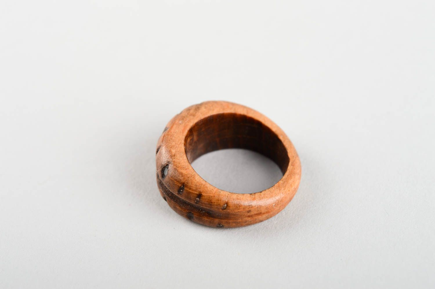 Кольцо ручной работы необычное кольцо ребристое деревянное кольцо для девушки фото 3