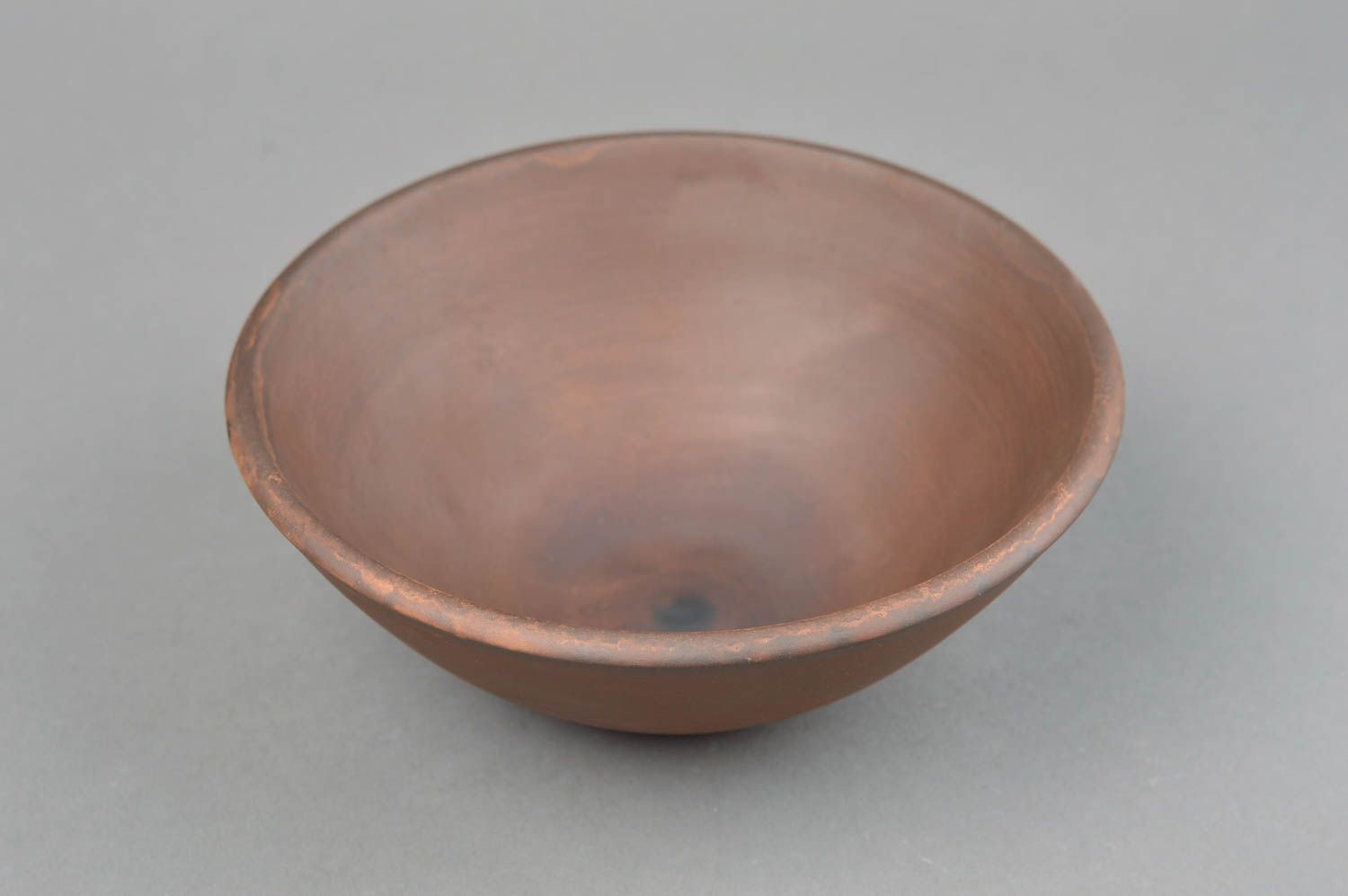 Schöner brauner tiefer nützlicher handgemachter Teller aus Keramik Milchbrennen foto 3