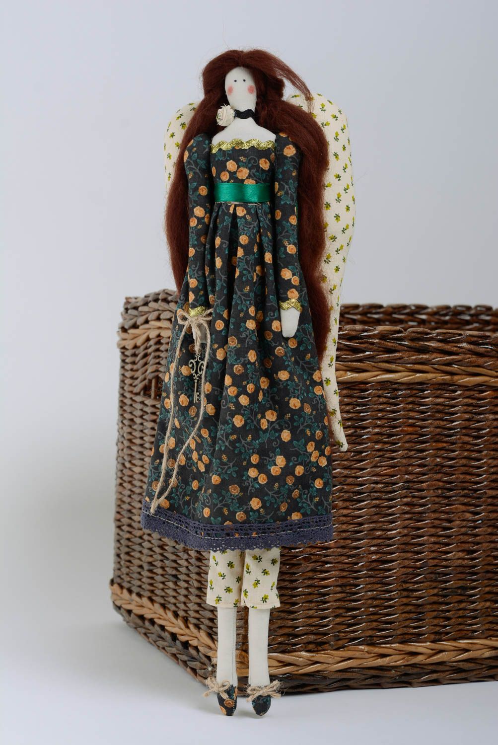 Muñeca de tela de pelo largo artesanal con alas en vestido foto 1