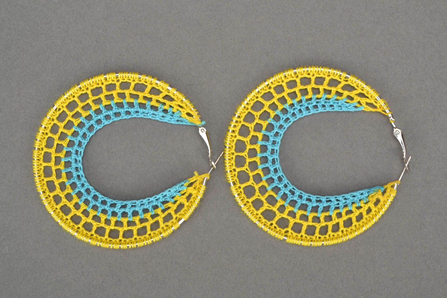 Boucles d'oreilles tricotées jaunes et bleues faites main photo 3