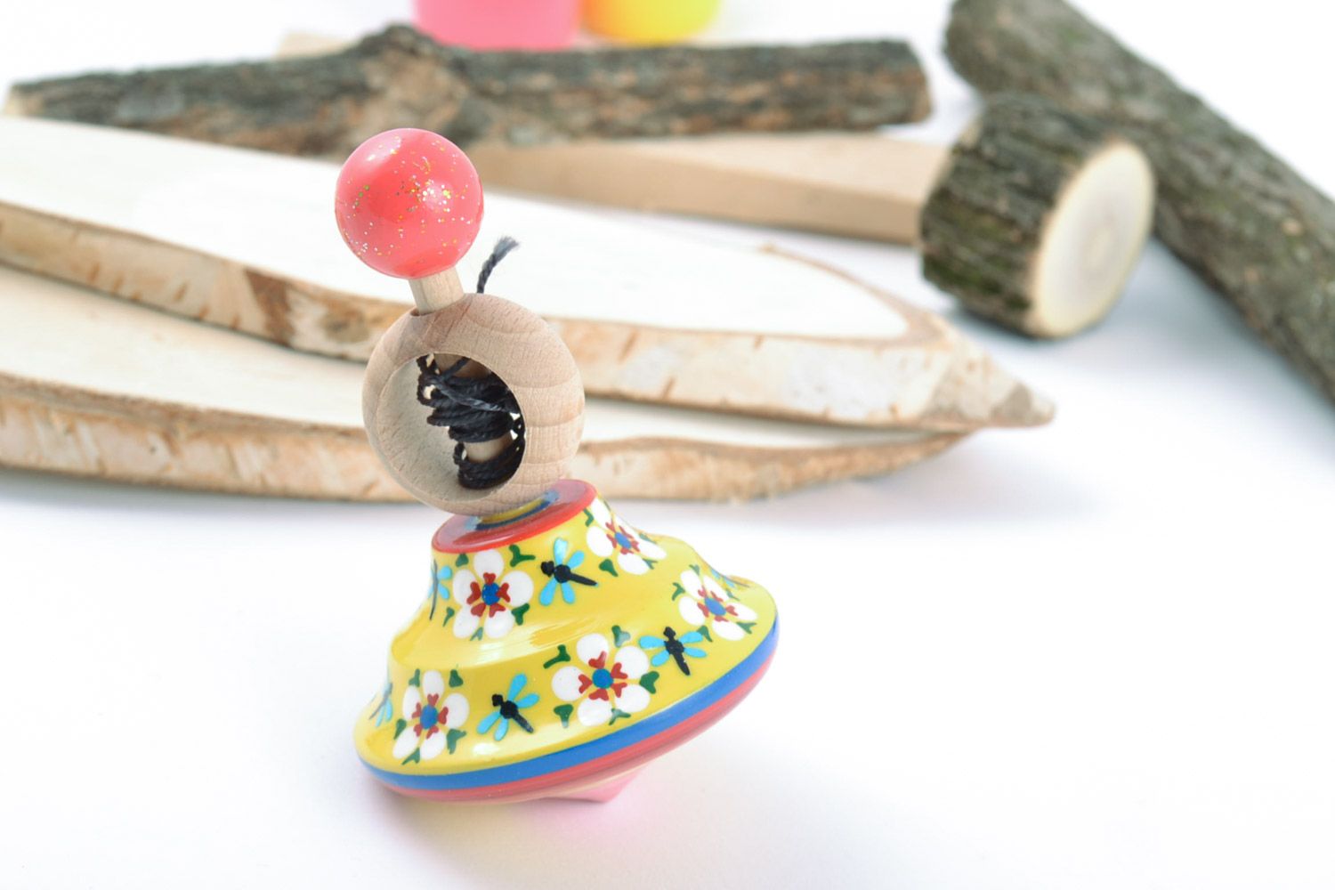 Schönes kleines handmade Kreisel Spielzeug aus Holz mit künstlerischer Bemalung foto 1