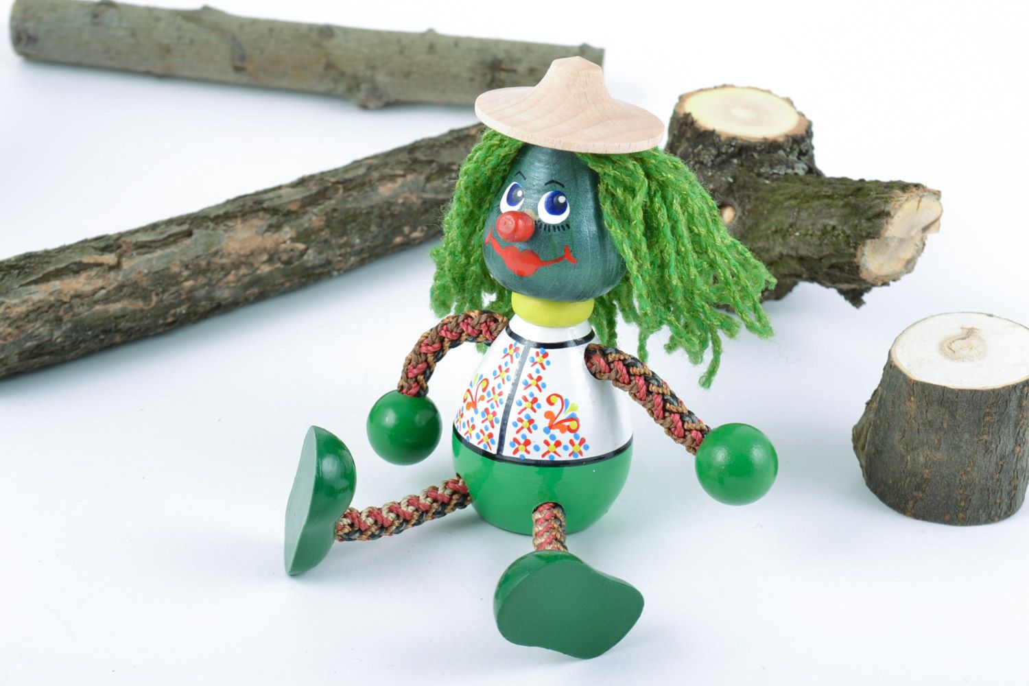 Petit jouet artisanal en bois de hêtre peint vert original écolo fait main photo 1
