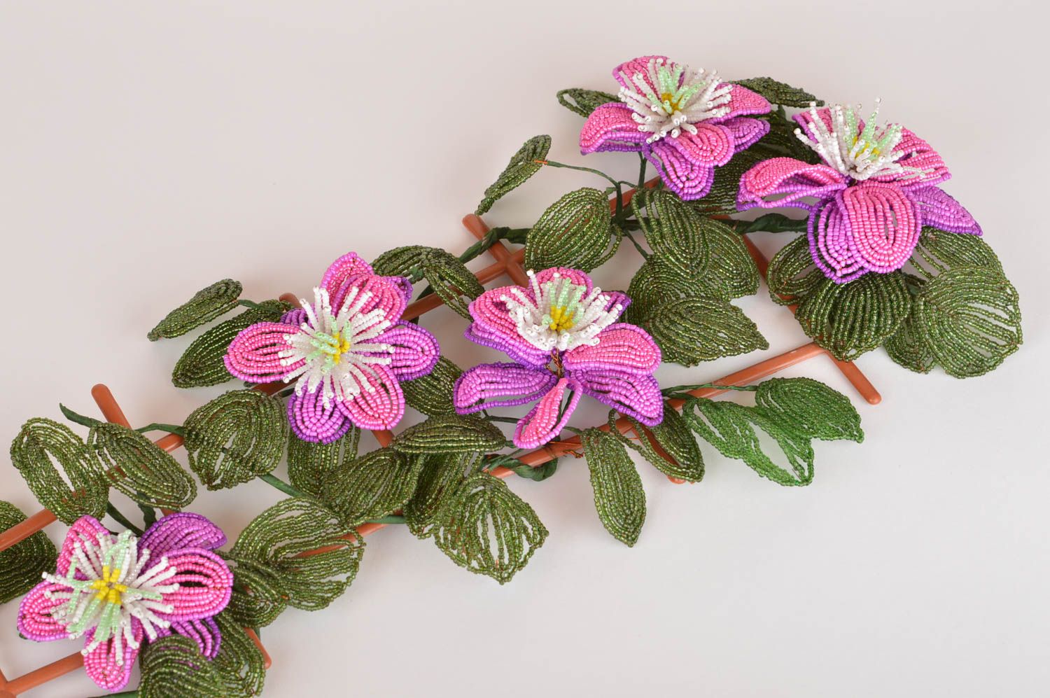 Цветы из бисера искусственные лилии ручной работы для настенного декора дома фото 2