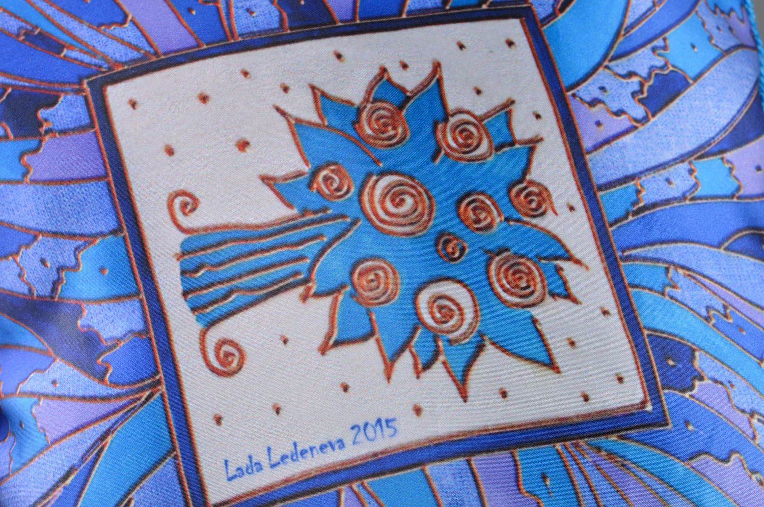 Подушка из атласа и шелка с рисунком интерьерная ручной работы Синее дерево фото 2