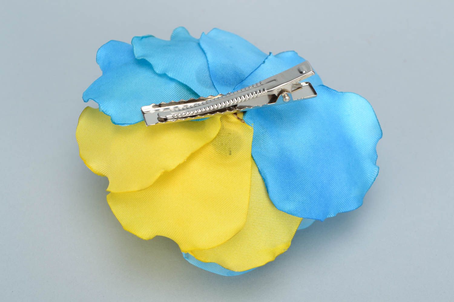 Broche para el pelo artesanal con flor de tela de colores azul y amarillo foto 4