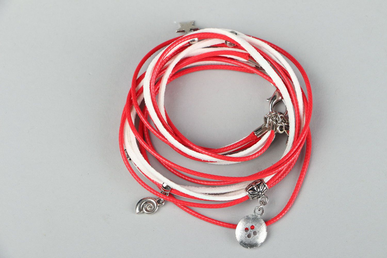 Bracelet fait main en cuir suède rouge et blanc photo 3