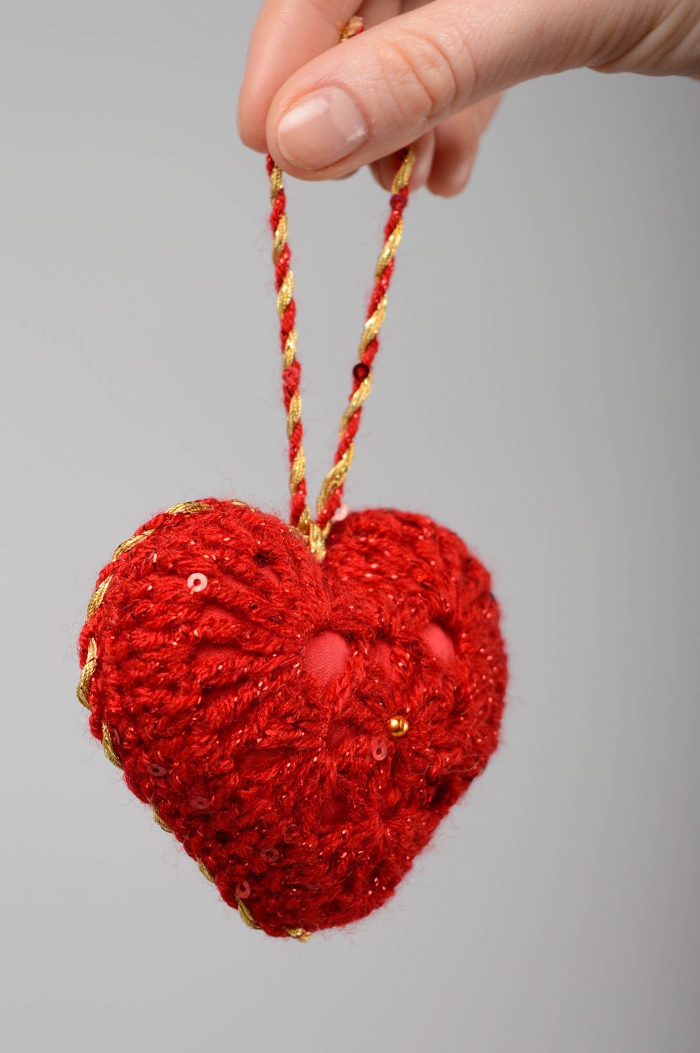 Интерьерная подвеска из ниток вязаная крючком Красное сердце фото 4
