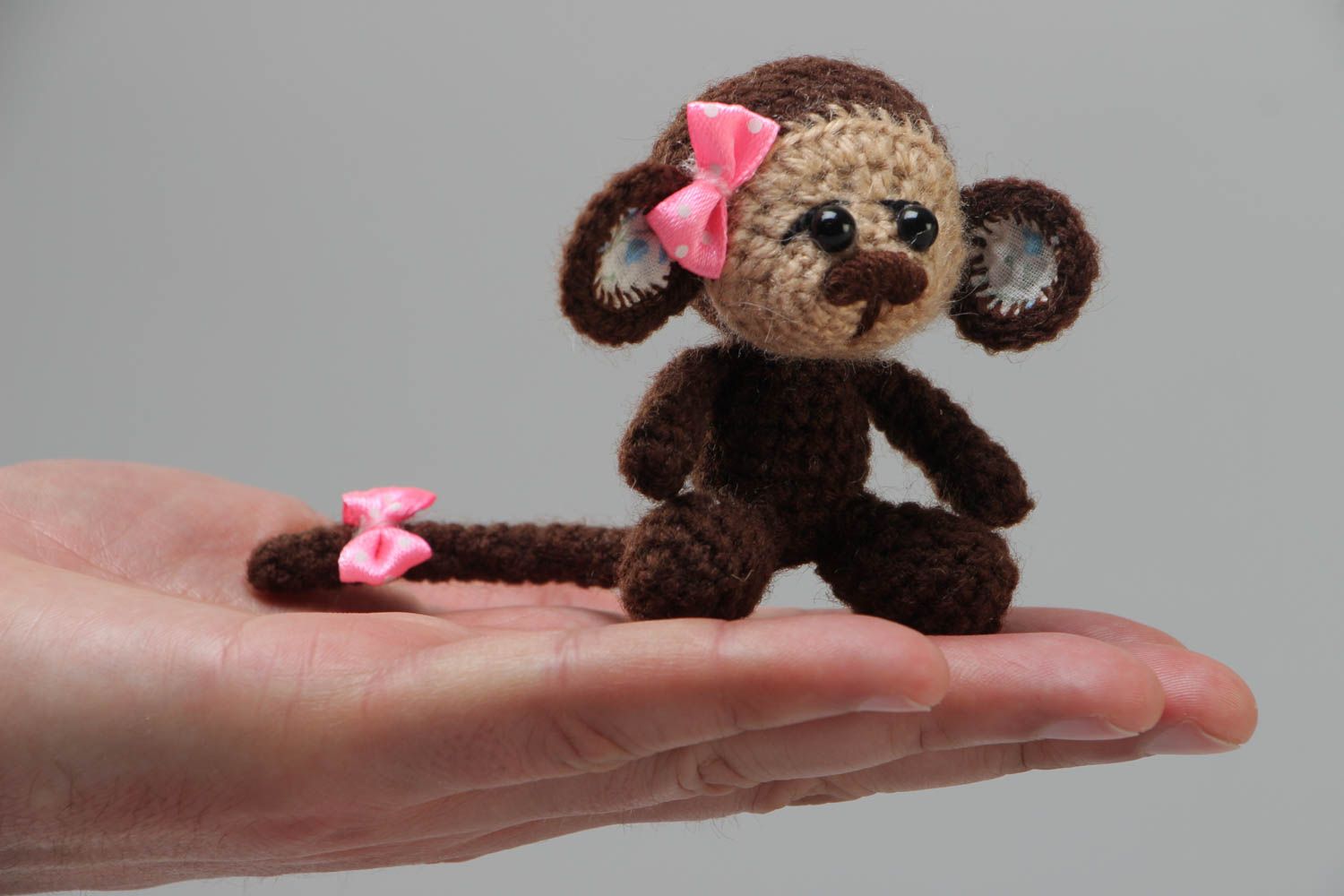 Мягкая вязаная игрушка обезьянка из ниток ручной работы детская небольшая фото 5