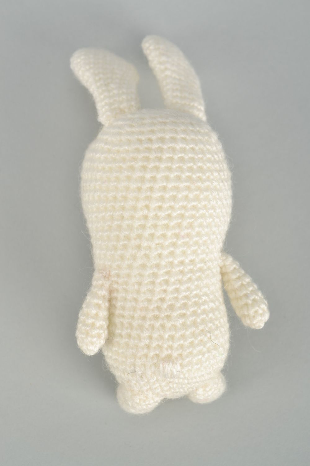 Jouet décoratif tricoté artisanal Lapin avec noeud papillon photo 4