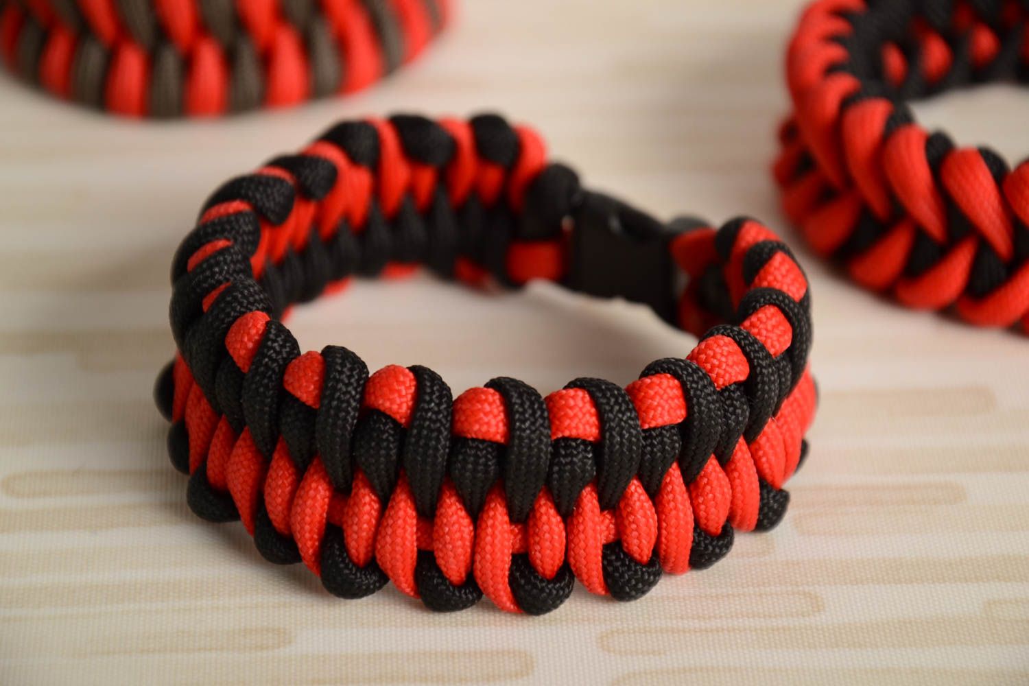 Stilvolles rot schwarzes handmade breites Armband aus Paracord originell  foto 1