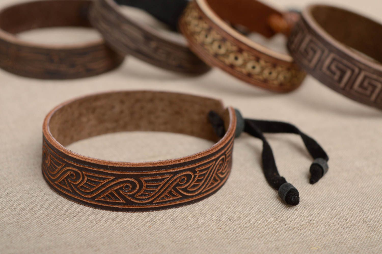 Bracelet en cuir naturel marron avec ornement fait main unisexe style ethnique photo 2