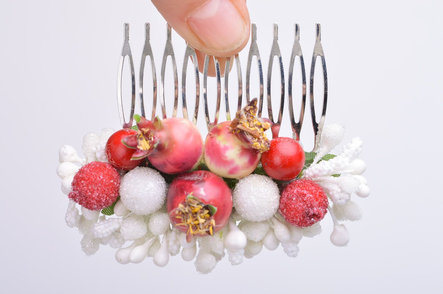 Объемная заколка гребень для волос с тычинками ягодами и бусинами ручной работы фото 3