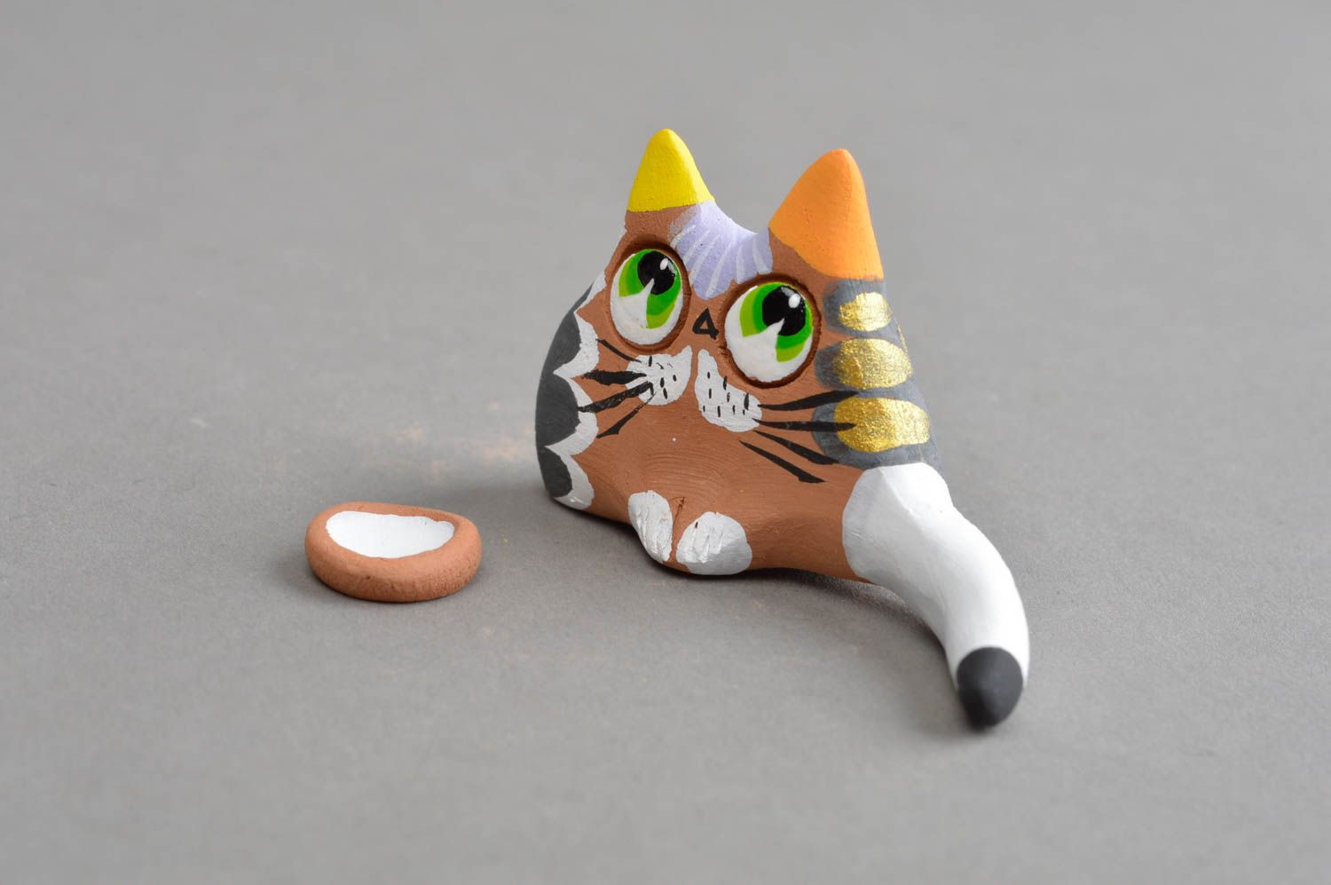 Figurine en céramique en forme de chat brun avec queue grise faite main photo 2
