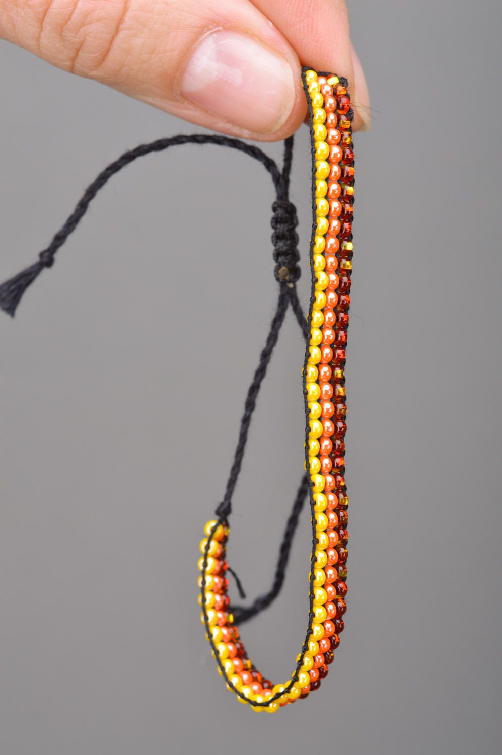 Тонкий плетеный браслет на руку из бисера ручной работы трехцветный для девушки фото 3