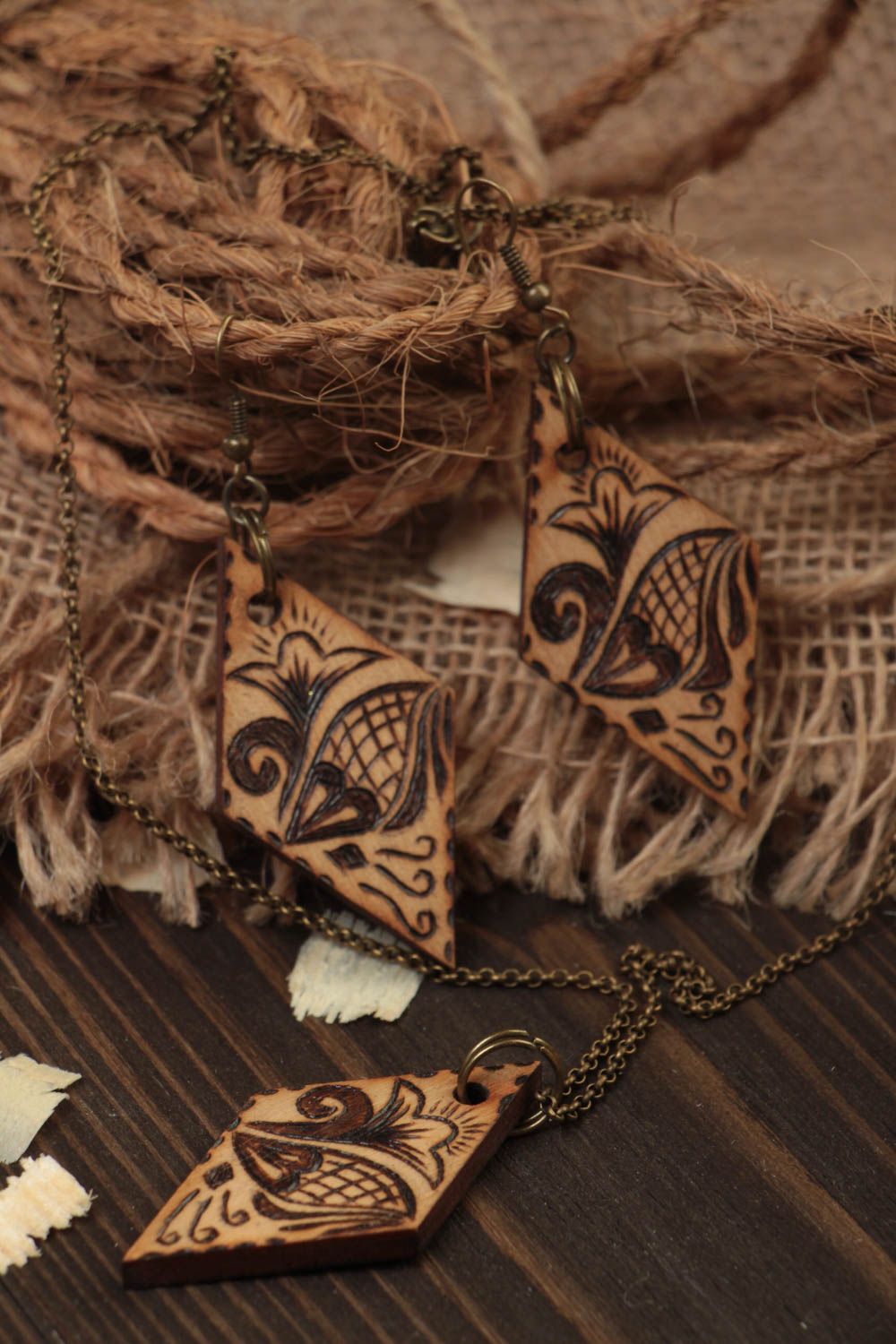 Деревянные украшения ручной работы модные серьги и кулон из дерева с узорами фото 1