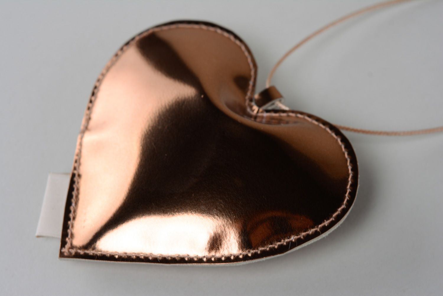 Кожаная подвеска для сумок или ключей золотое сердце фото 3