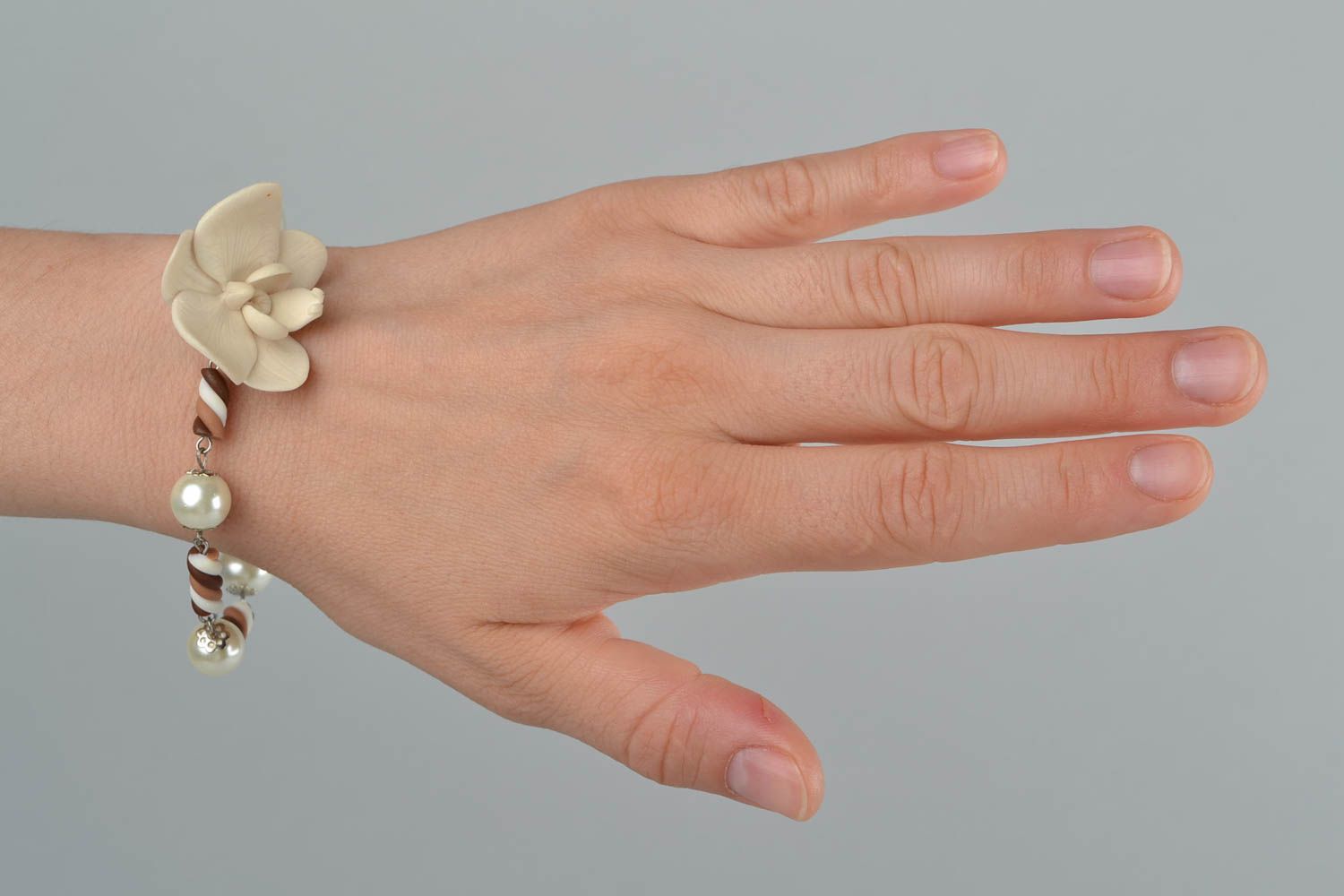 Bracelet en pâte polymère et perles fantaisie avec fleur fait main beige-marron photo 3