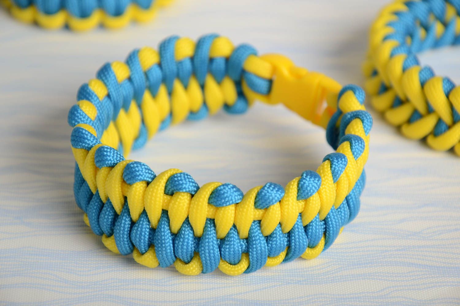 Geflochtenes Armband aus Paracord Schnur künstlerisch in Blau und Gelb breit foto 1