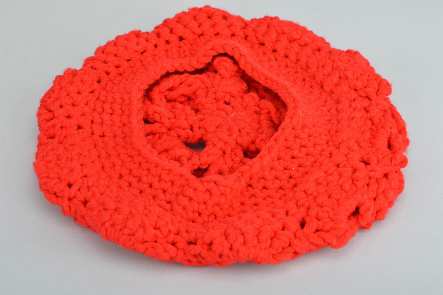 Béret tricoté à la main au crochet rouge en laine ajouré joli pour enfant  photo 4