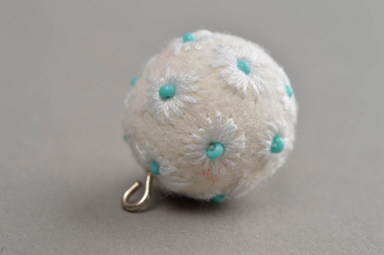 Pendentif boule à fleurs sans chaîne fait main en laine technique de feutrage photo 4