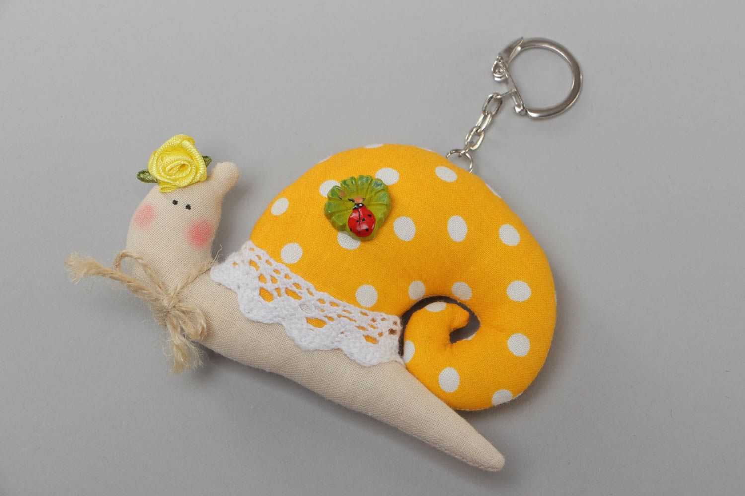 Мягкий брелок для ключей из ткани ручной работы желтый с кружевом Улитка фото 2