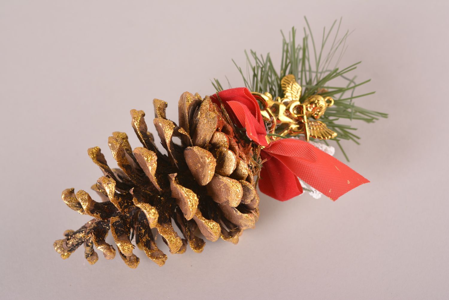 Игрушка на елку ручной работы декор для дома новогоднее украшение шишка с бантом фото 3