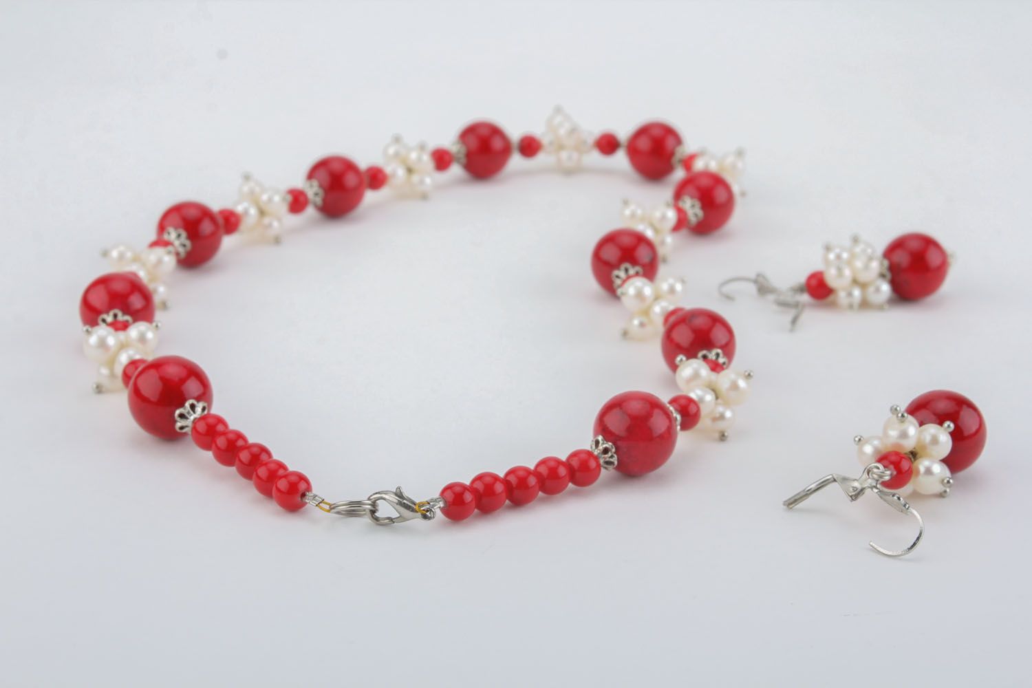 Set of jewelry made of coral and pearls photo 3