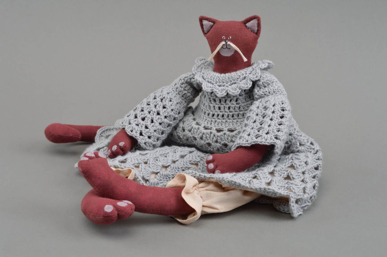 Peluche chat rouge robe grise tricotée belle originale faite main pour enfant photo 3