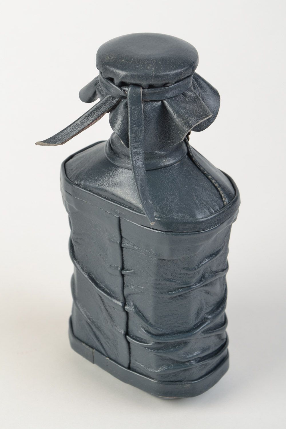 Schwarze rechteckige handmade dekorative Flasche mit Leder und Schnalle für Interieur foto 5