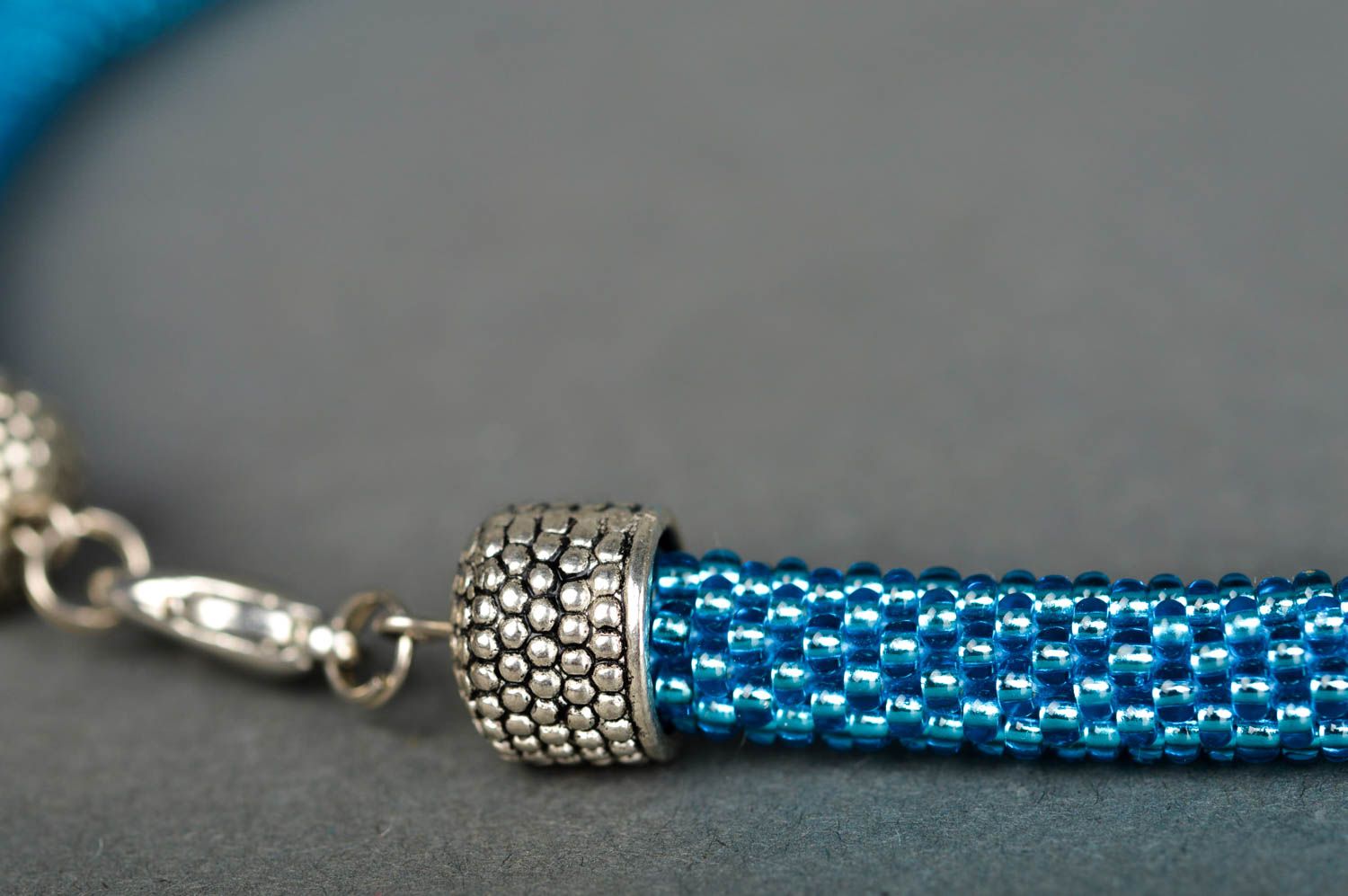 Collar de abalorios artesanal regalo original collar para mujer color celeste foto 3
