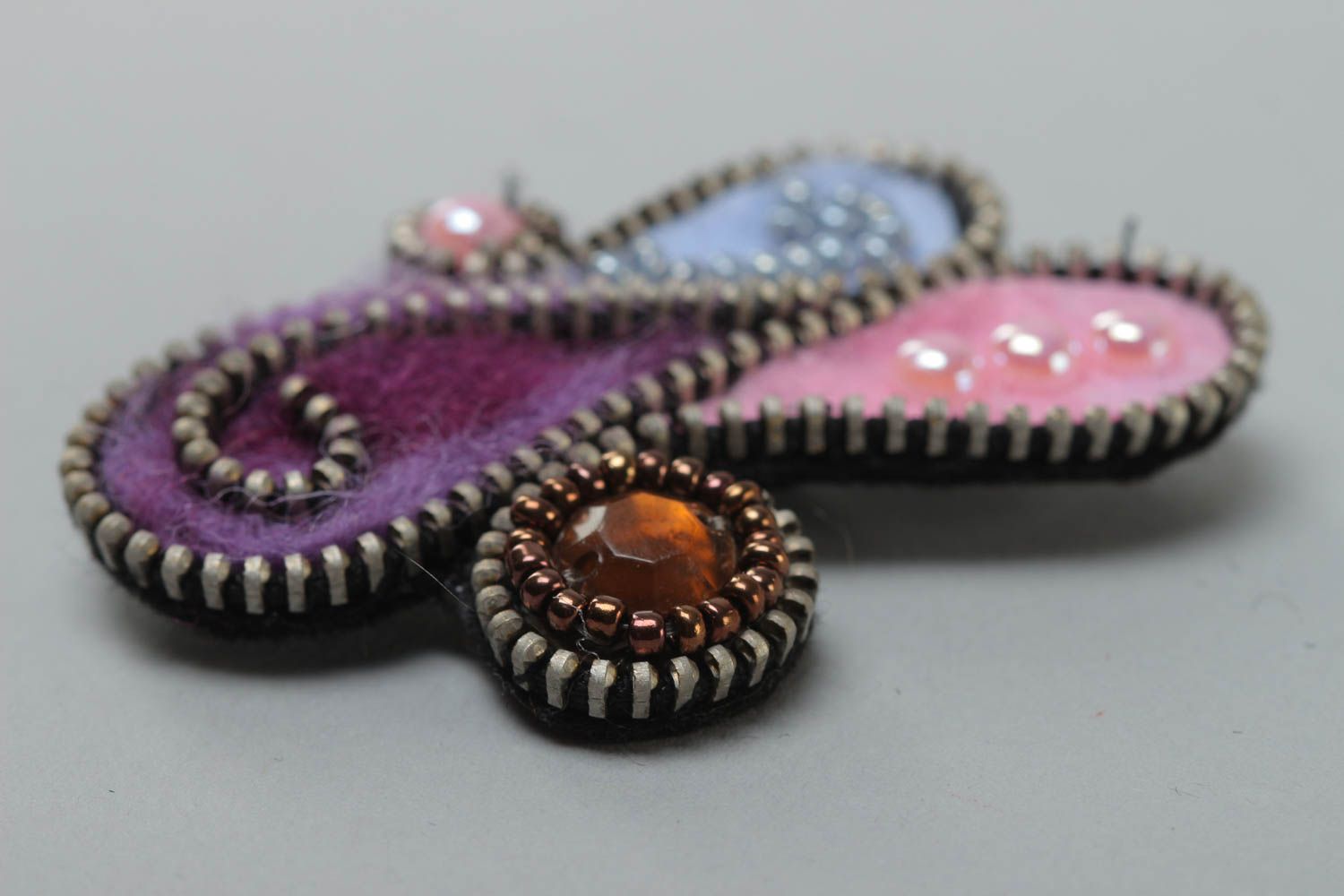 Mehrfarbige stilvolle schöne Reißverschluss Brosche aus Filz in Filzen Technik für Damen foto 3