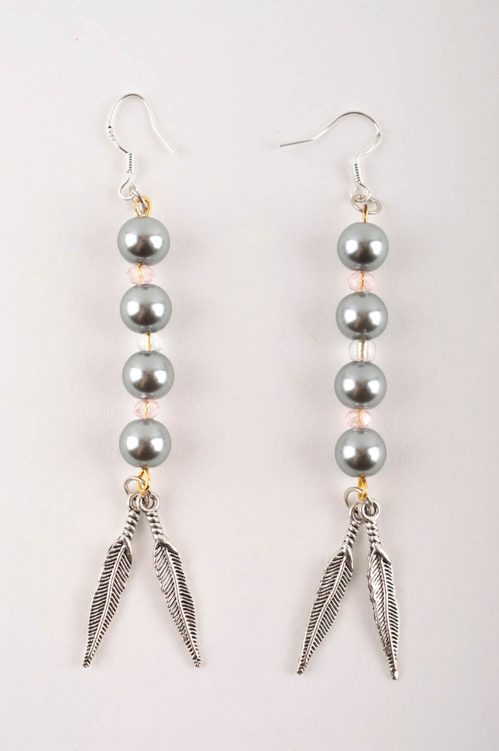 Boucles d'oreilles pendantes Bijou fait main perles nacrées grises Cadeau femme photo 3