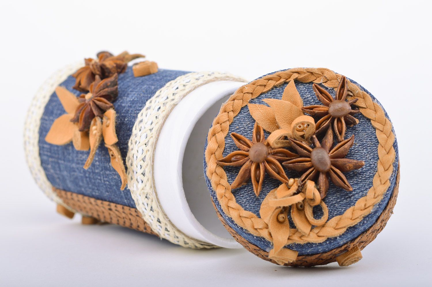 Petite boîte cylindrique déco revêtue de jean faite main avec fleurs en cuir   photo 5