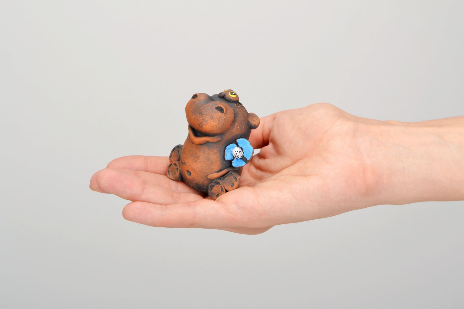 Figura de cerámica Hipopótamo con flor foto 2