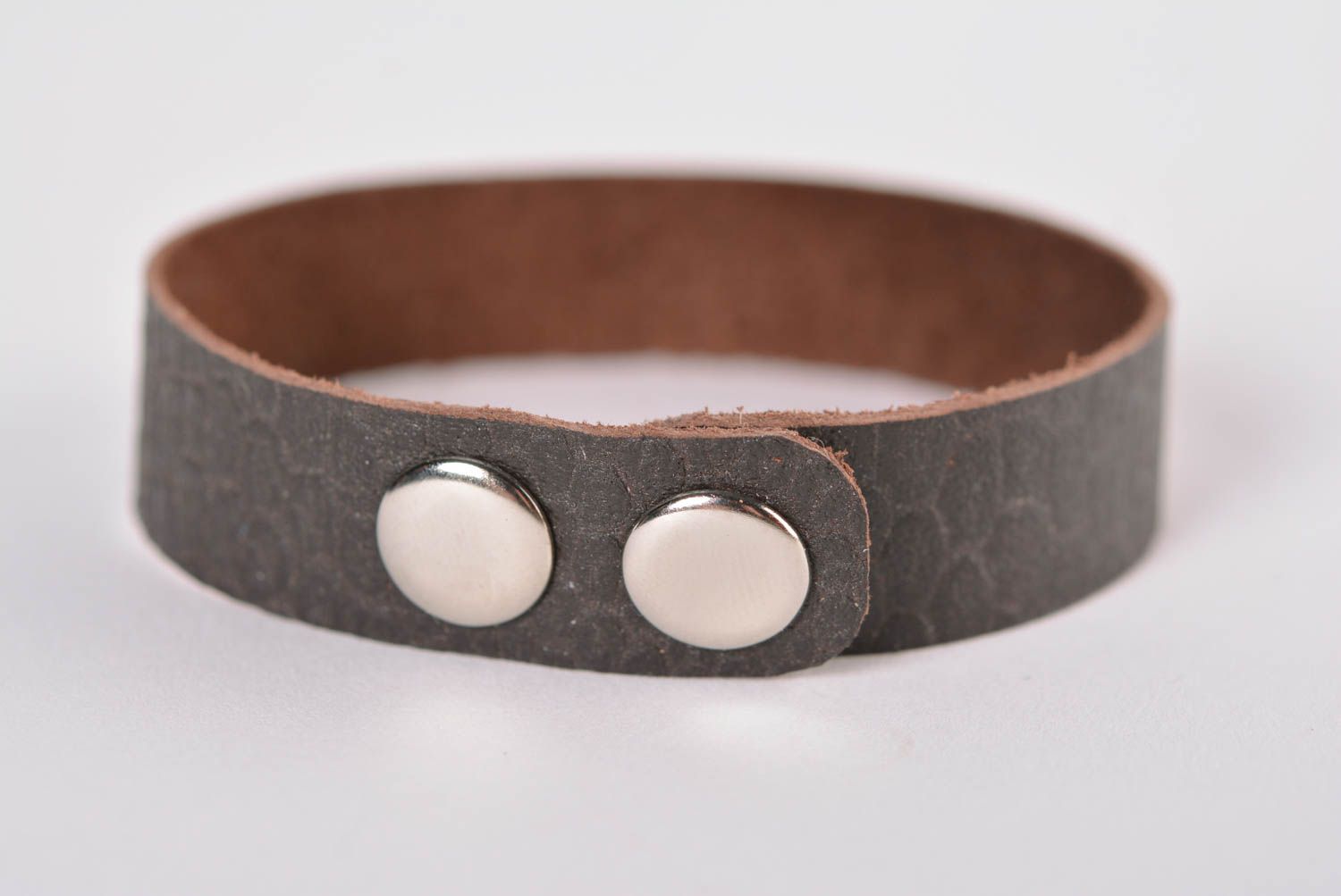 Bracelet cuir Bijou fait main fin de couleur brun tendance Accessoire design photo 3