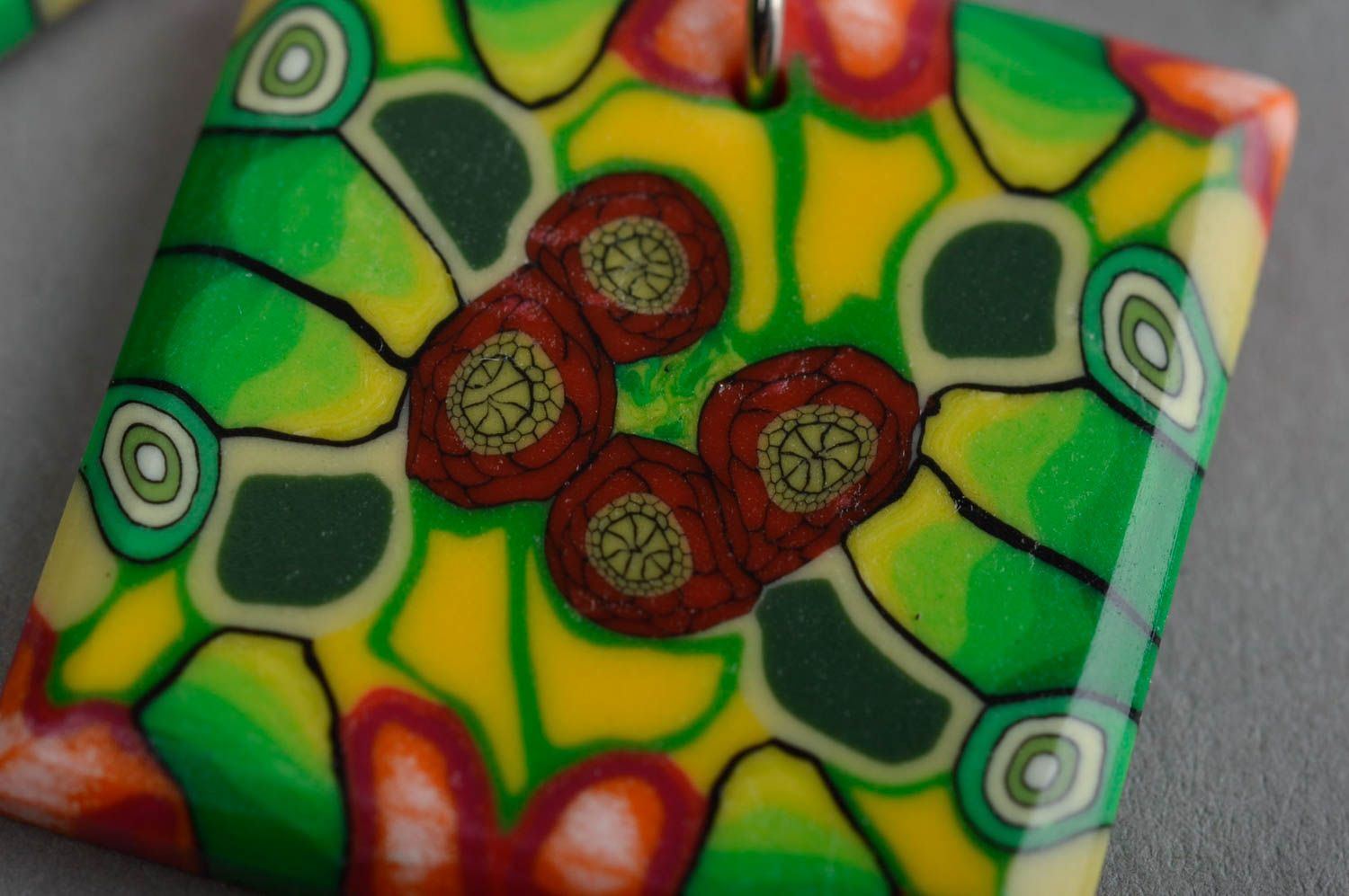 Модные квадратные серьги ручной работы из полимерной глины зелено красные фото 5