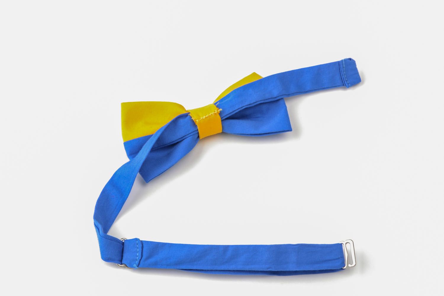 Gravata-borboleta artesanal em cor de azul-amarelo  foto 5