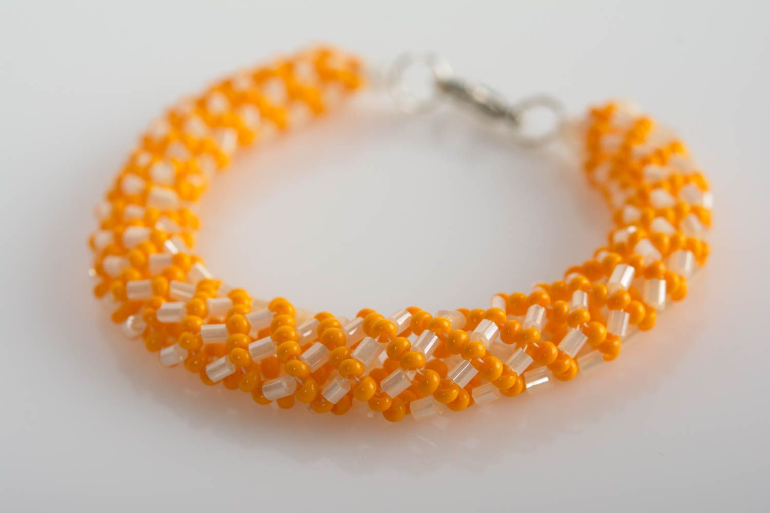 Grelles Sommer Armband aus Glasperlen weiß orange weiblich originell Handarbeit foto 3
