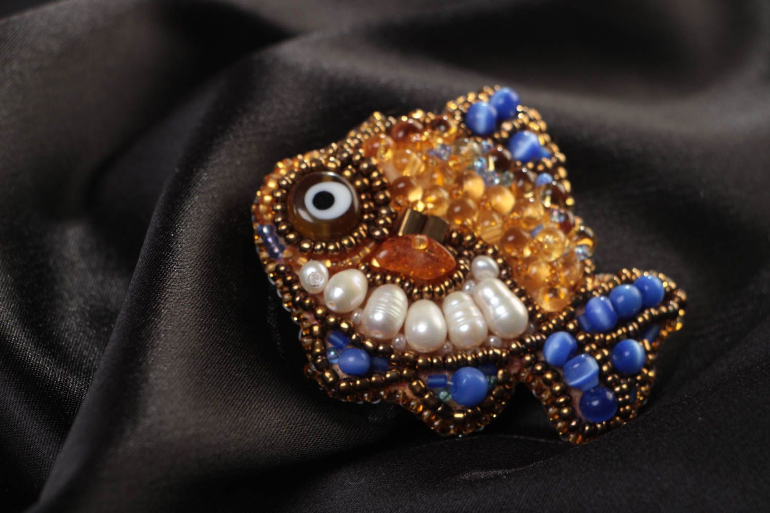 Broche artesanal original de cuentas checas y perlas de río con forma de pez  foto 1