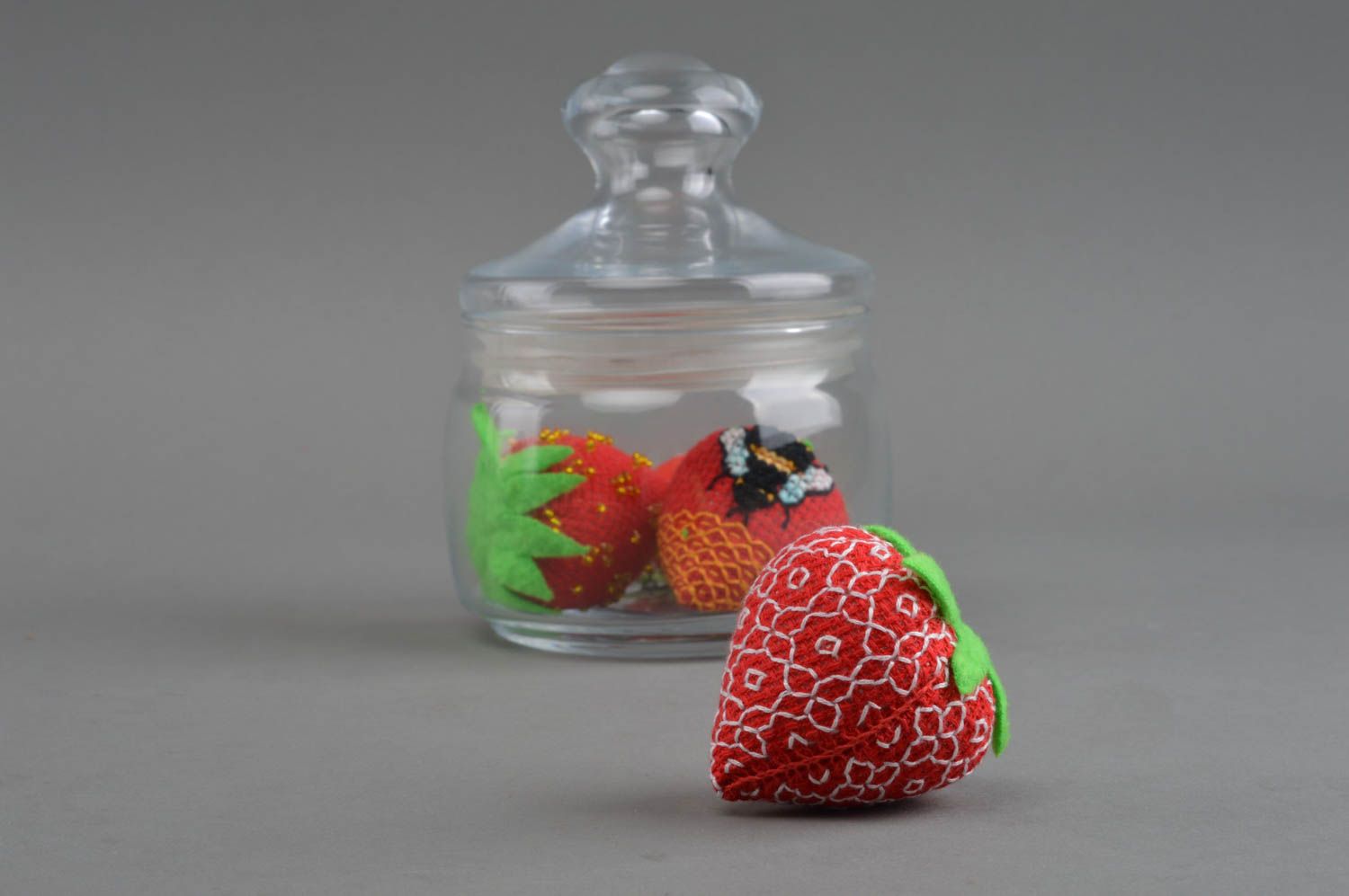 Ungewöhnliches weiches rotes handgemachtes Spielzeug Erdbeere mit Kanevas foto 1