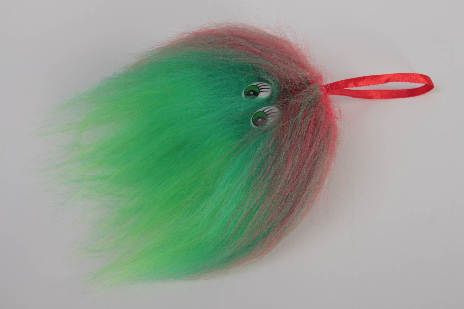 Смешная разноцветная игрушка-пушистик из искусственного меха с петелькой хендейд фото 2