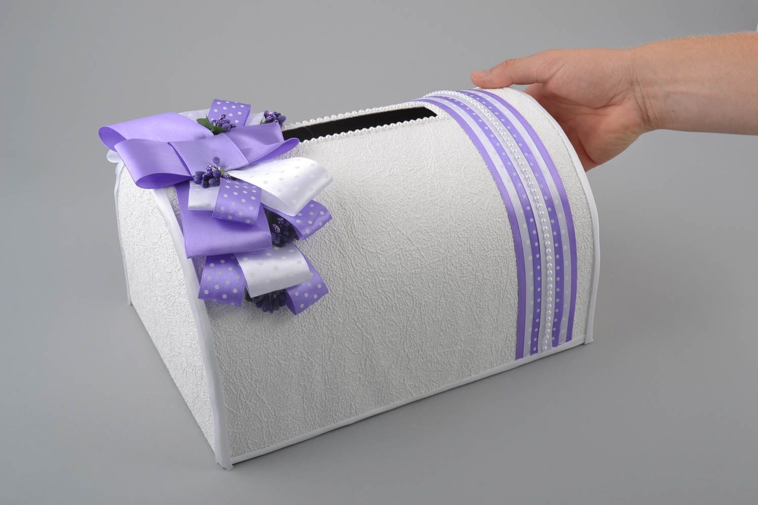 Schöne Schachtel für Geld mit Atlasbändern handmade weiß violett originell foto 5